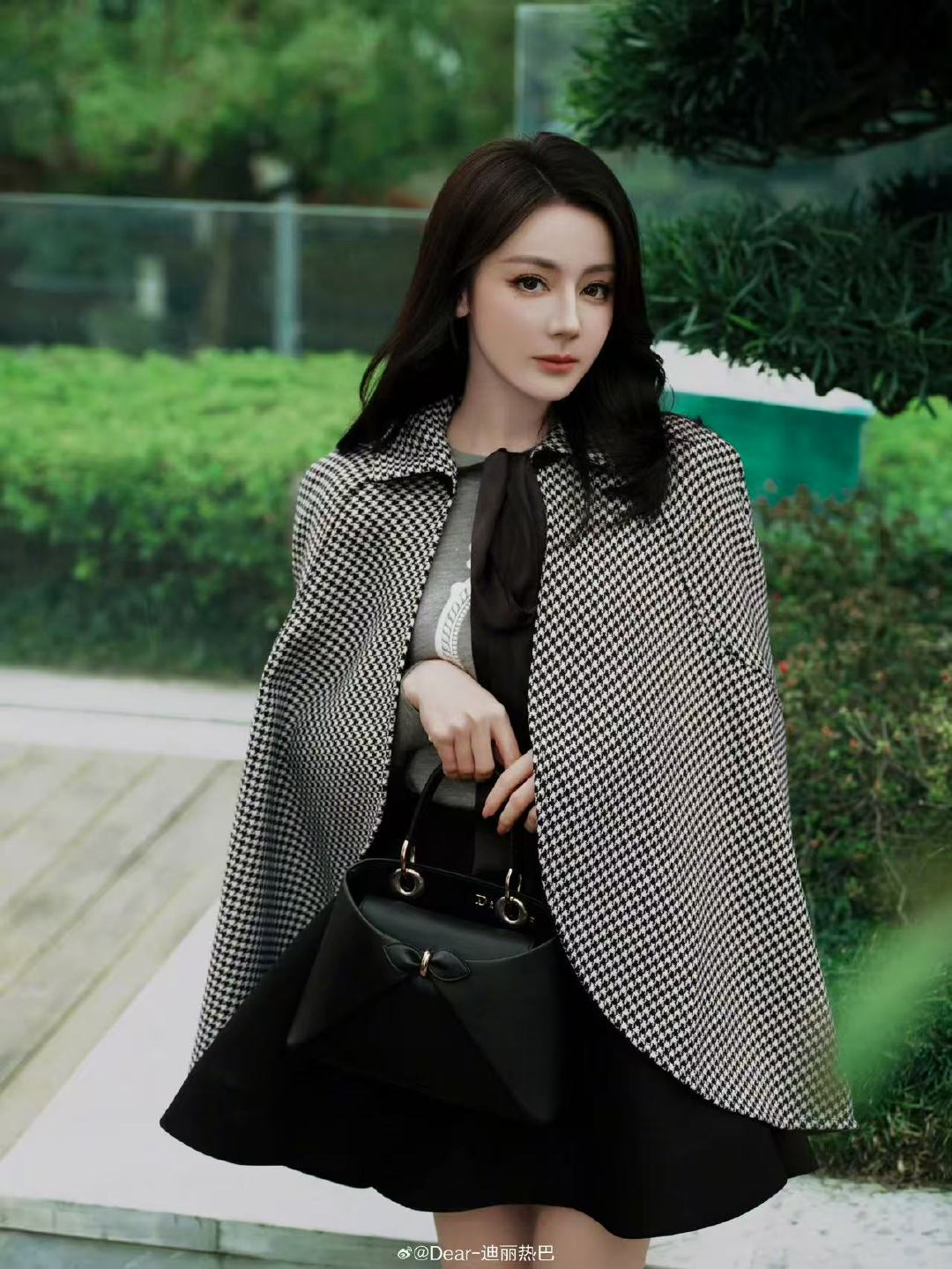 迪丽热巴千鸟格斗篷裙迪丽热巴千鸟格斗篷啊啊啊啊啊迪丽热巴太美了 迪丽热巴