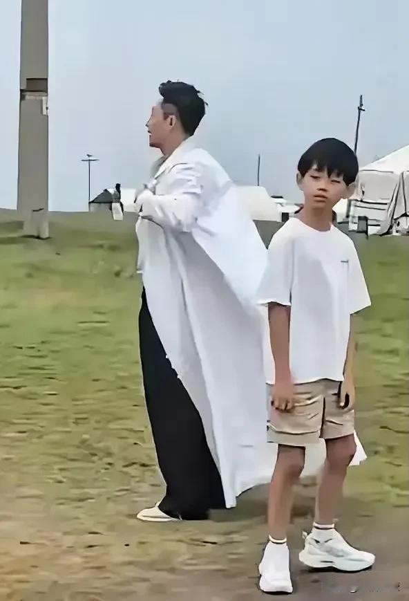汪小菲和马筱梅带着小玥儿和小箖箖一起游玩，看看小箖箖阳光帅气，个子也不矮了，出去