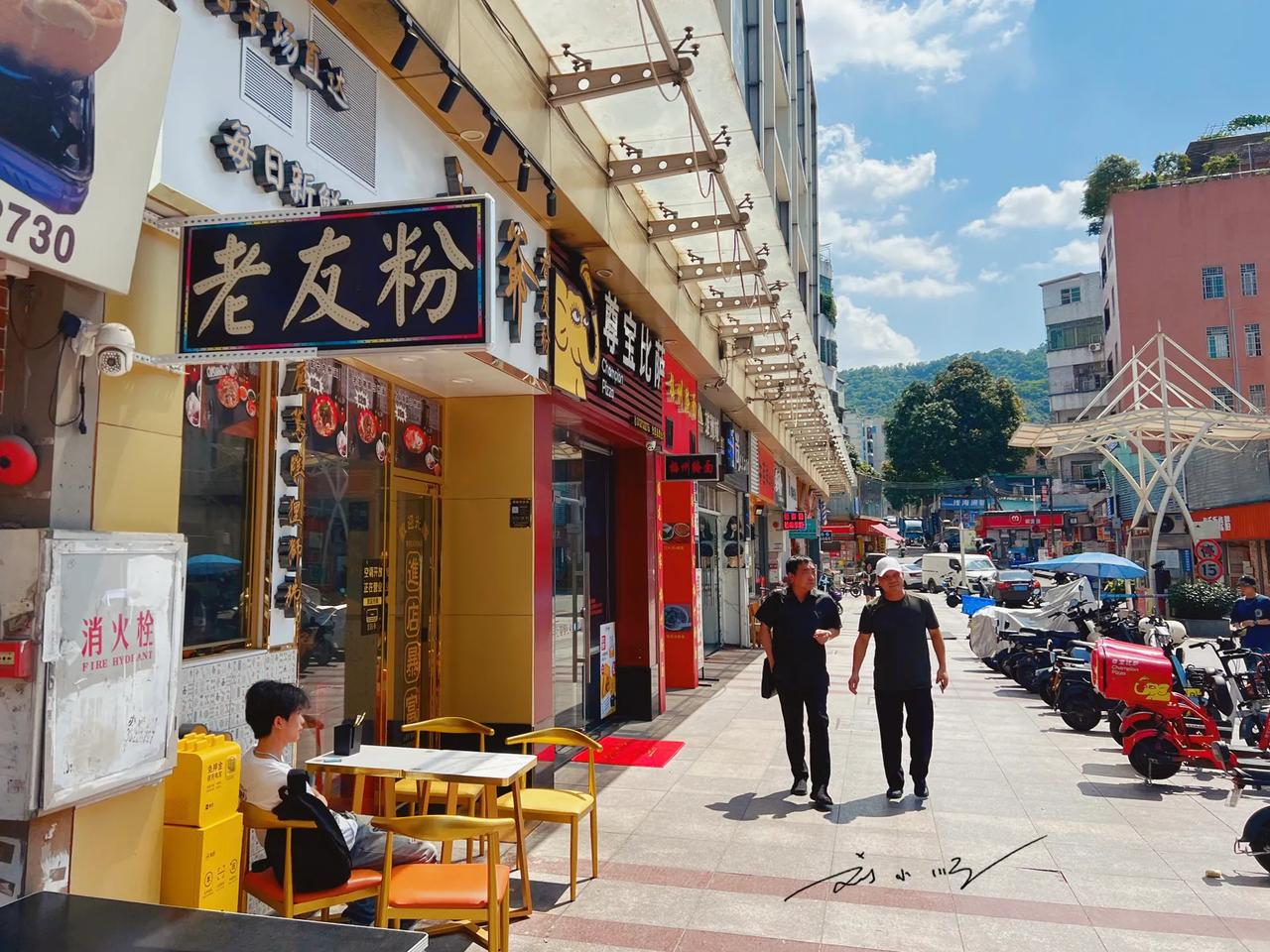 据说，柳州螺蛳粉、桂林米粉、南宁老友粉被并称为“广西三大粉”。

那么，我就有个