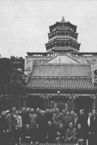 1960年10月19日，周恩来和原黄埔军校师生在颐和园合影