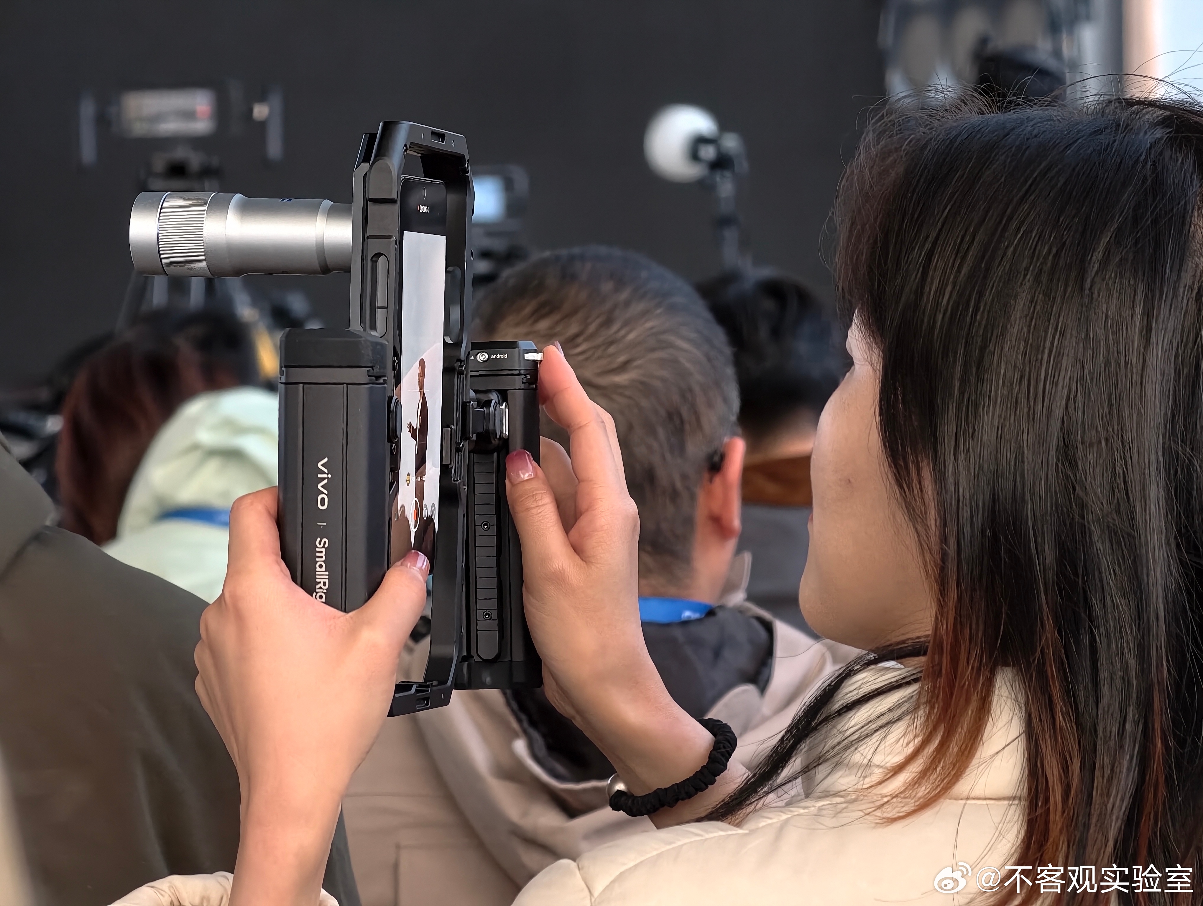 无情铁手啊老师。 