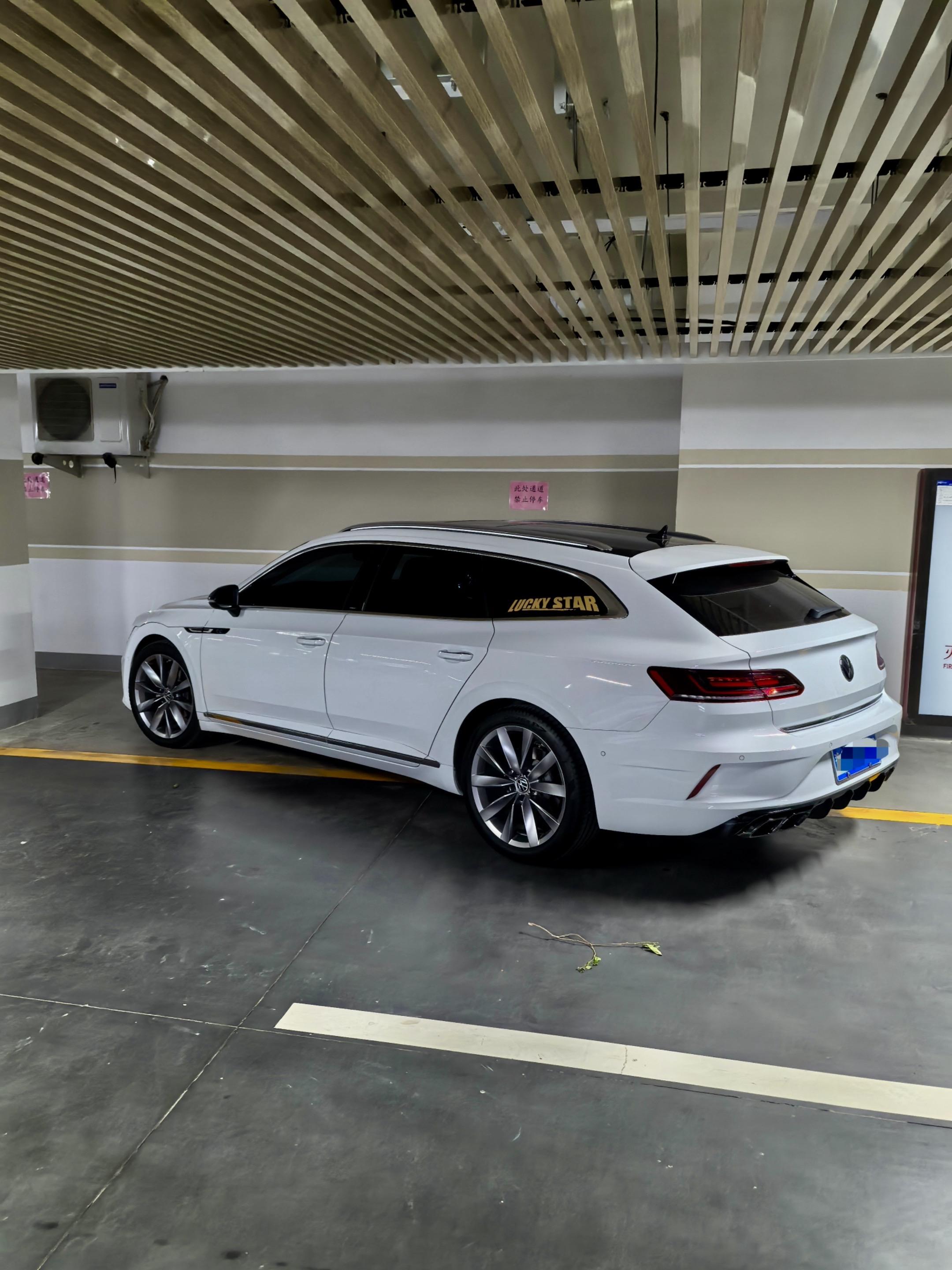 大众CC旅行版。刚喷完漆装车上的后杠 车主不喜欢了