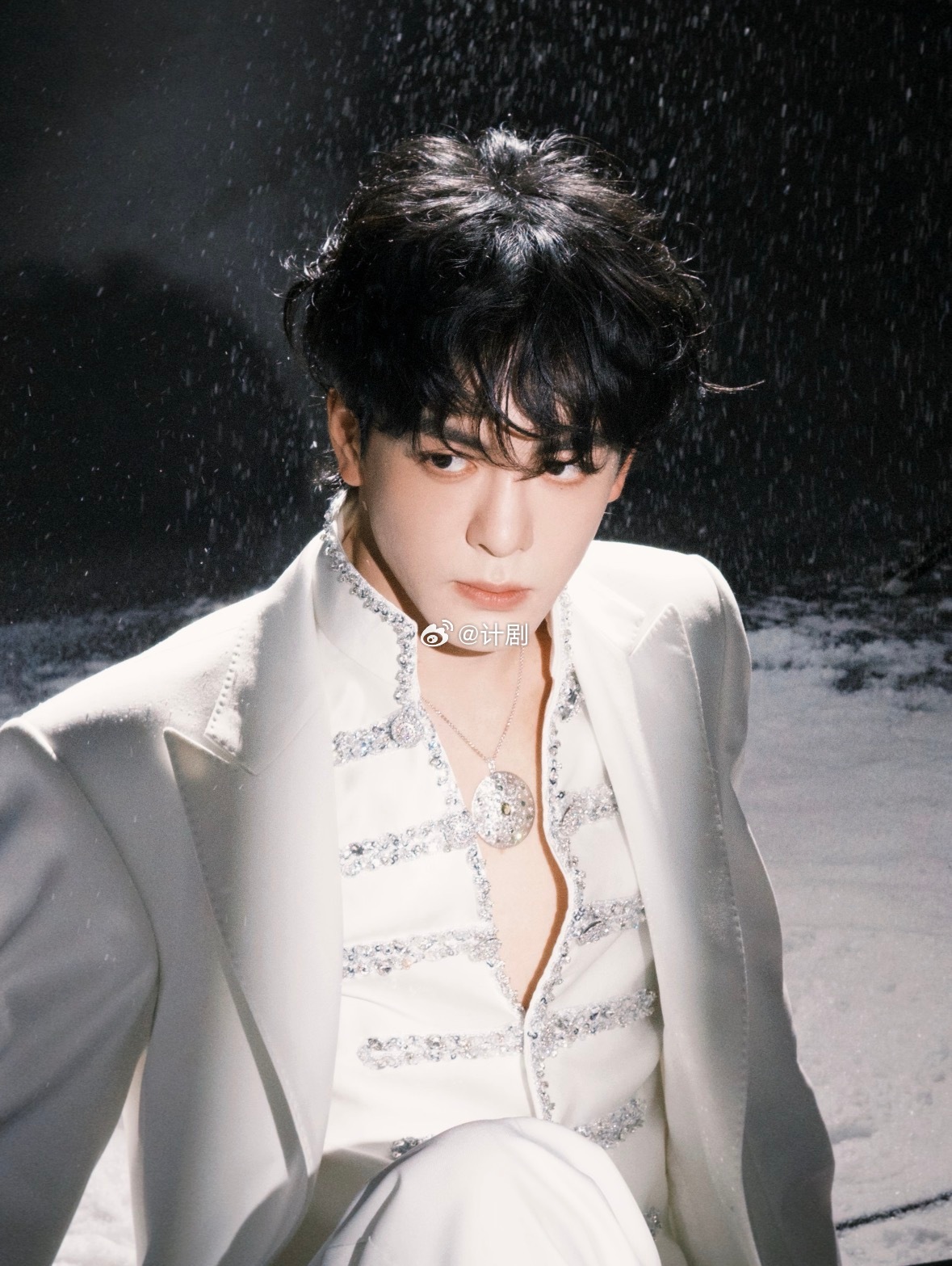 曾舜晞第二章回国 曾舜晞回国这组照片有点好看，靠在栏杆上那个姿势很自然。国外行程