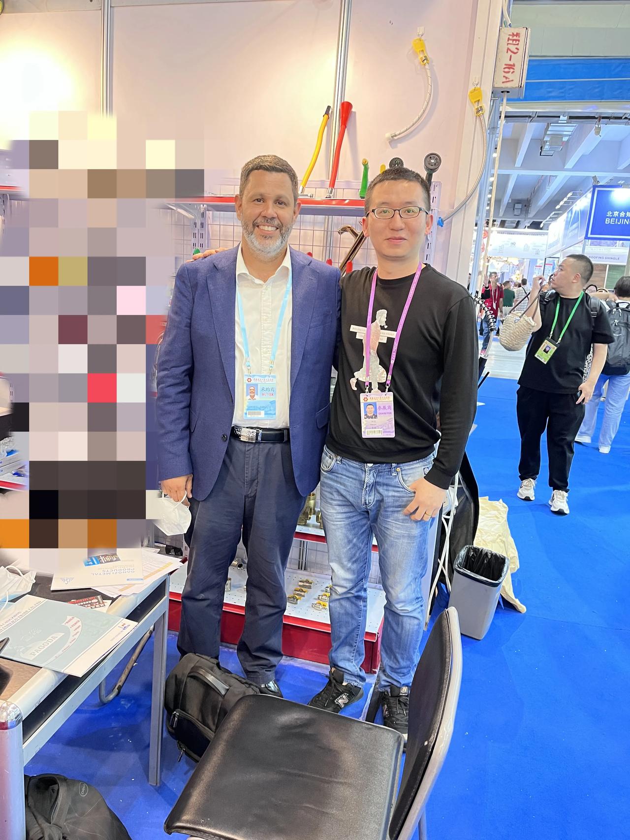 总结一下这次广交会，主办方和广州各商家赚得盆满钵满，采购商眉开眼笑，参展商叫苦连