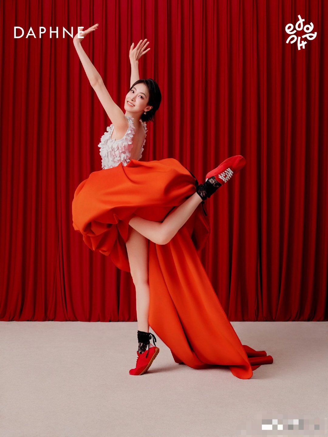 宋茜不愧是舞蹈出身的，图二pose都摆得这么有难度。 