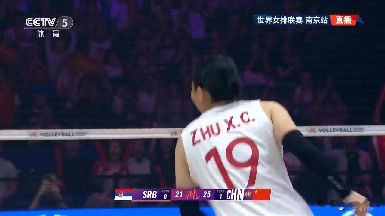 第二局中国女排25：21再胜一句，大比分2：0暂时领先，解盛誉，庄雨珊，王傲芊倪