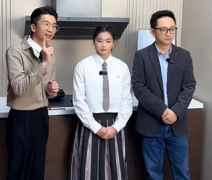 全红婵出席上海活动，穿搭引发网友热议。有人吐槽她身宽体胖呈H型身材，可这恰恰是少