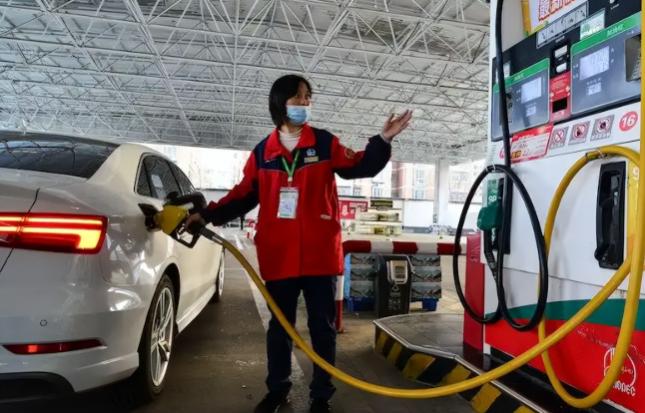 油价破8元！别骂油企了，真相全在发改委的调控里

言叔今天刷遍朋友圈，全是车主们