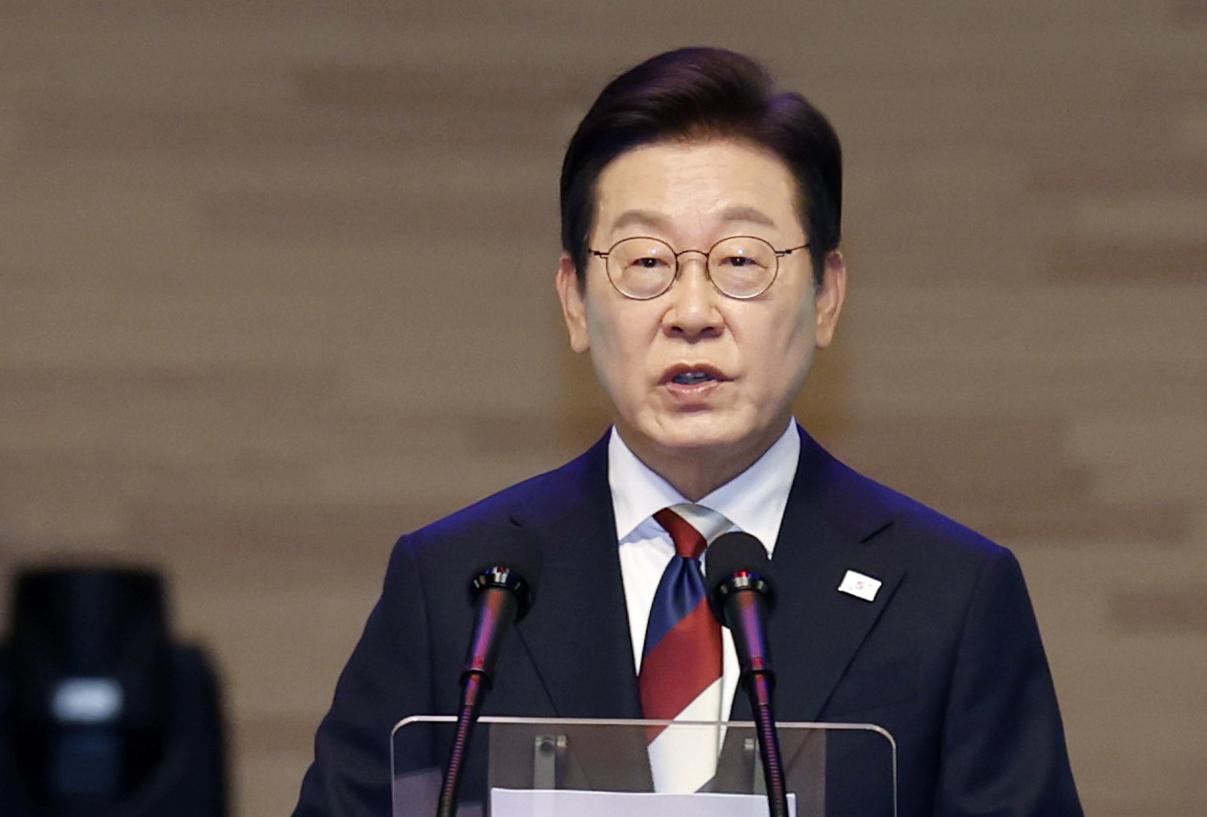 如何清算日本殖民历史，是韩国左右掌权派分野里最稳定的一条线之一：共同民主党的文在