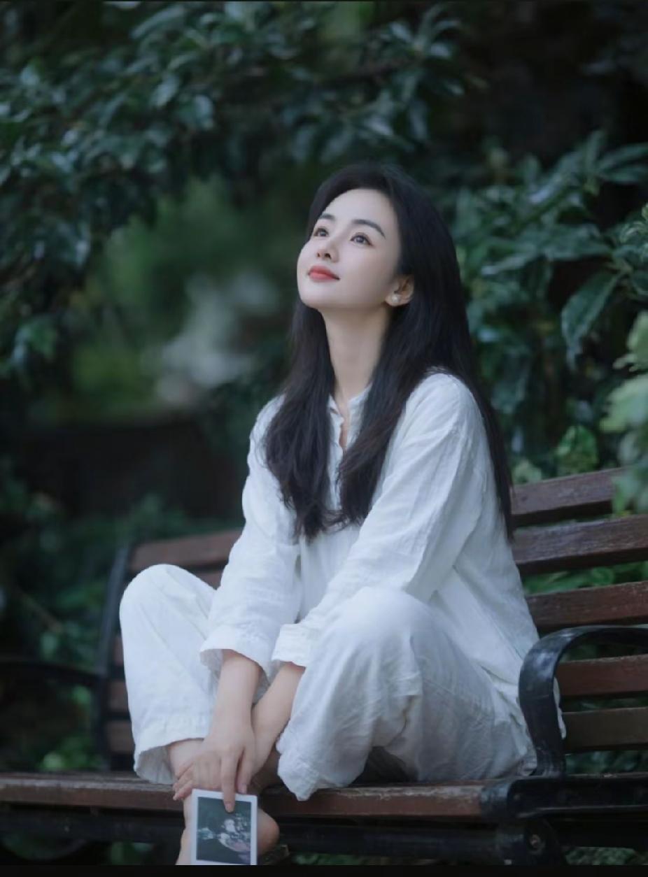 曾经以为40岁很遥远，
回首才知，时光匆匆已过半。
 
从前盼长大，如今惜流年，