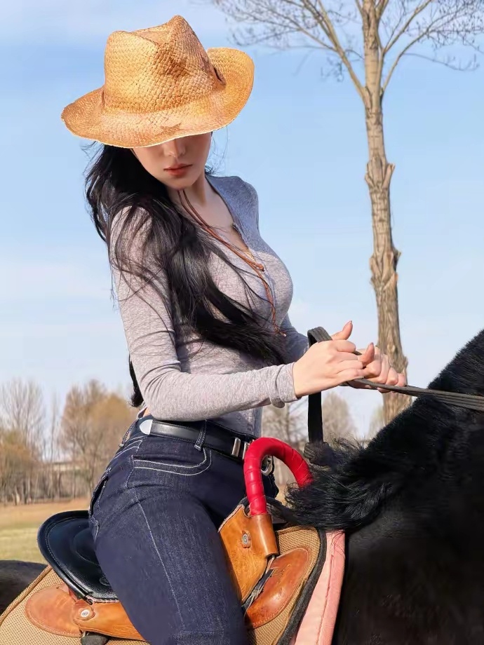 明艳天花板！张馨予颜值身材双在线，浓颜美人太惊艳谁能躲过张馨予的颜值暴击！轮廓精