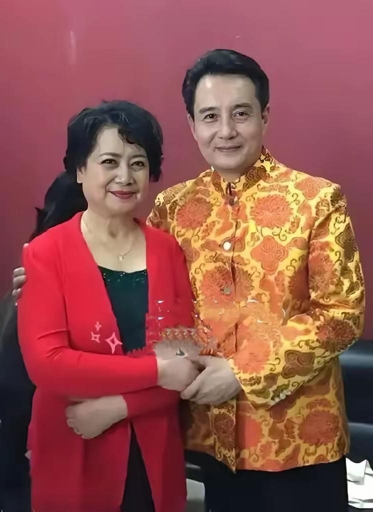 王伯昭与左大玢这张合影照好美呀！美真的不分年龄，照片上的王伯昭慈祥温和，左大玢端