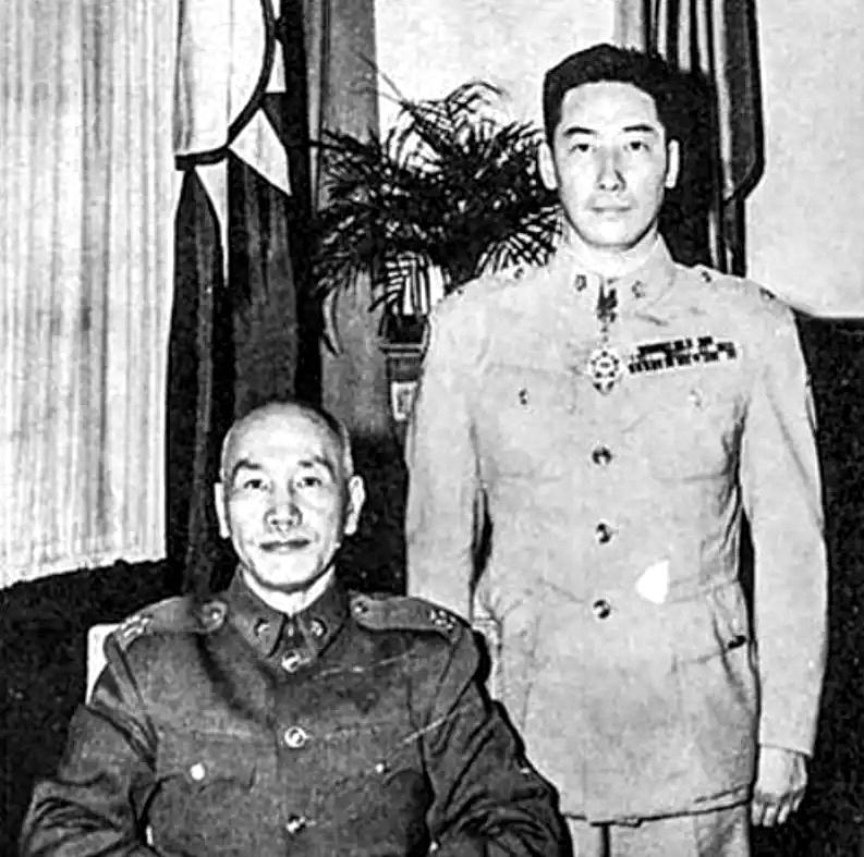 1942年潼关，黄河水混着泥沙往下游滚，河风刮在脸上像砂纸。那年春天来得迟，前线