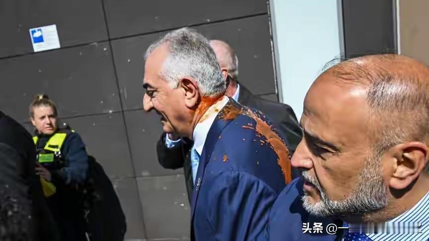 伊朗末代国王长子礼萨·巴列维，也就是大家口中的“伊朗王子”，在当地举行发布会，依