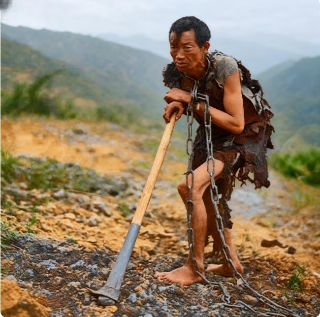照片中，旧西藏的农奴瘦骨嶙峋，赤裸着双脚，身上仅披着破烂不堪、几乎无法蔽体的衣物