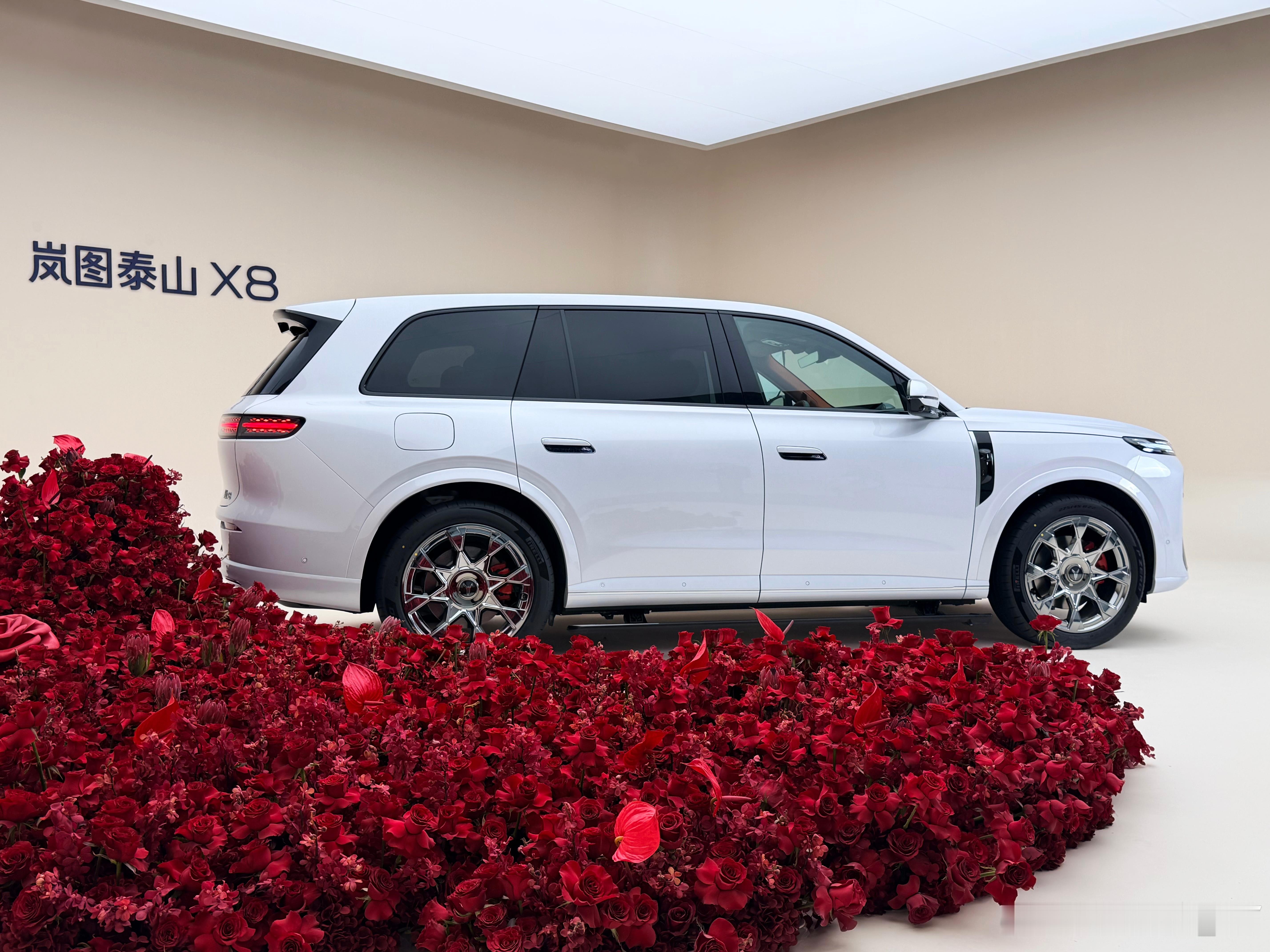 实拍岚图泰山x8，外观大气稳重，气场十足，放在家用SUV里，这个颜值绝对能打。你