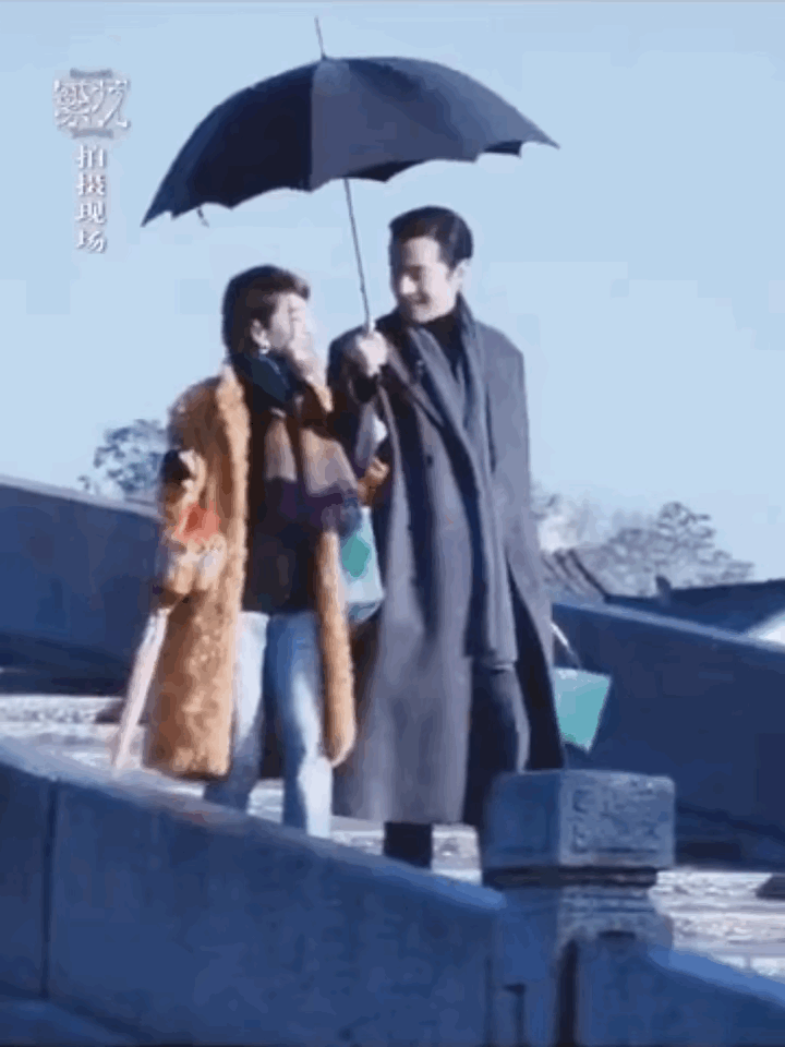 #胡歌马伊琍差点又摔了# 哈哈哈哈哈，宝总戏里把玲子吃的牢牢的，戏外马伊琍把胡歌
