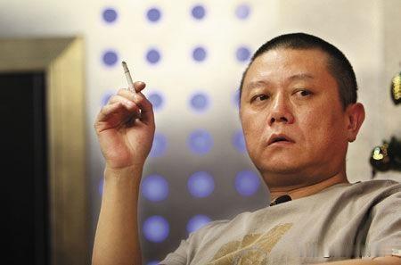 王朔说：“我们恨贪官，又拼命的报考公务员，我们骂垄断，又拼命往高油水企业钻，我们