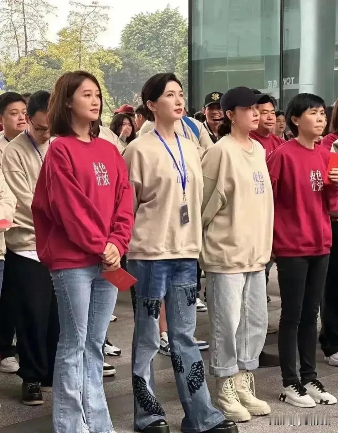 明星不打扮跟普通人差距不大！卸了妆，穿个运动服，跟普通妇女一样。一眼望去，除了江