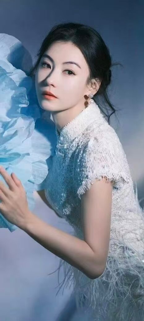 张柏芝宣布以歌手身份回归乐坛 看她拿着话筒的样子，恍惚回到2000年。21年没发