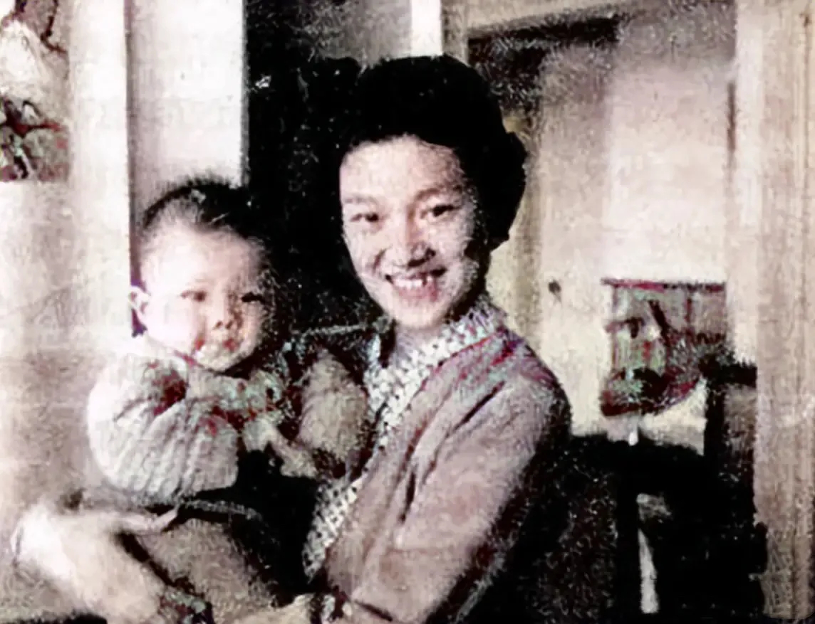 1962年，27岁的章含之抱着数月大的洪晃在家中的一张合影，脸上满是母亲慈爱的笑