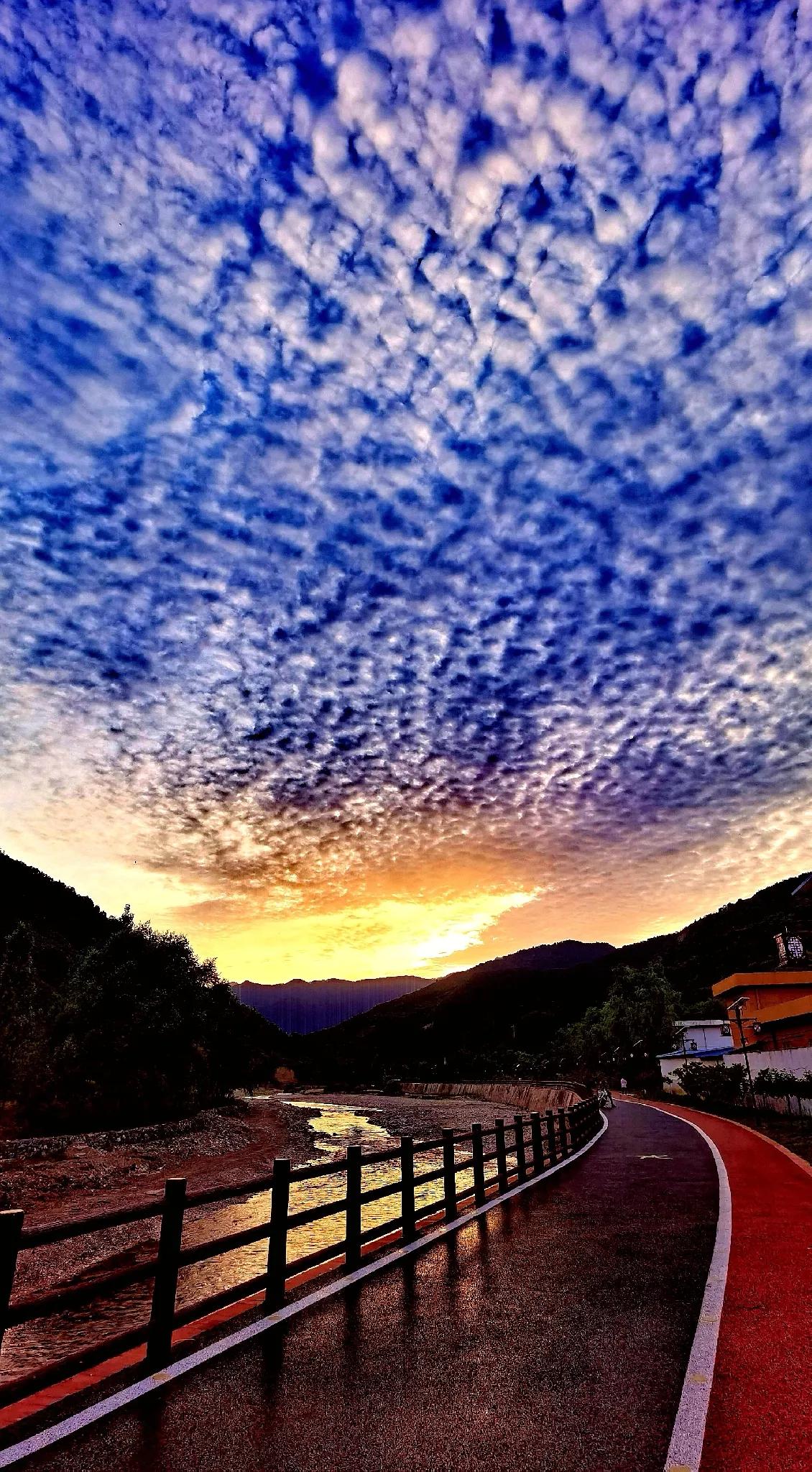 母爱是世间最纯粹无私的情感，是每个人生命里最温暖的底色。从呱呱坠地到长大成人，母