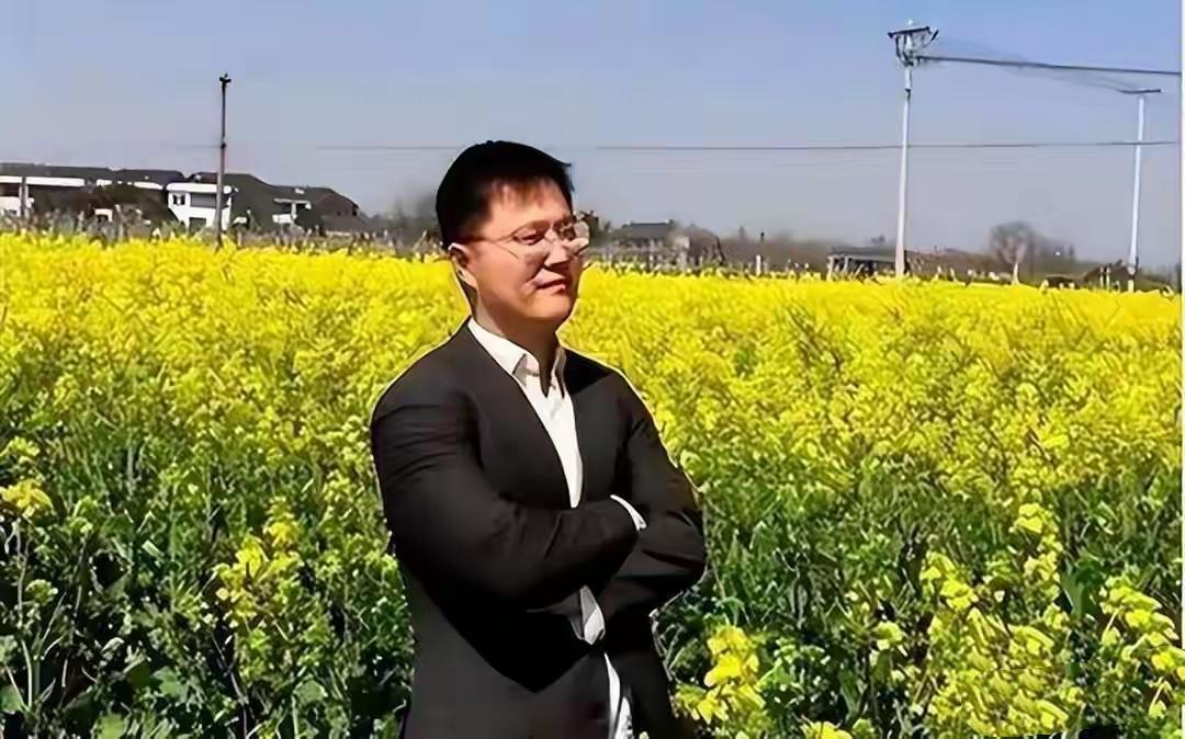 他本是北大才子，前程似锦，面对父母下跪苦劝进外交部，却毅然拒绝。转身一头扎进土地