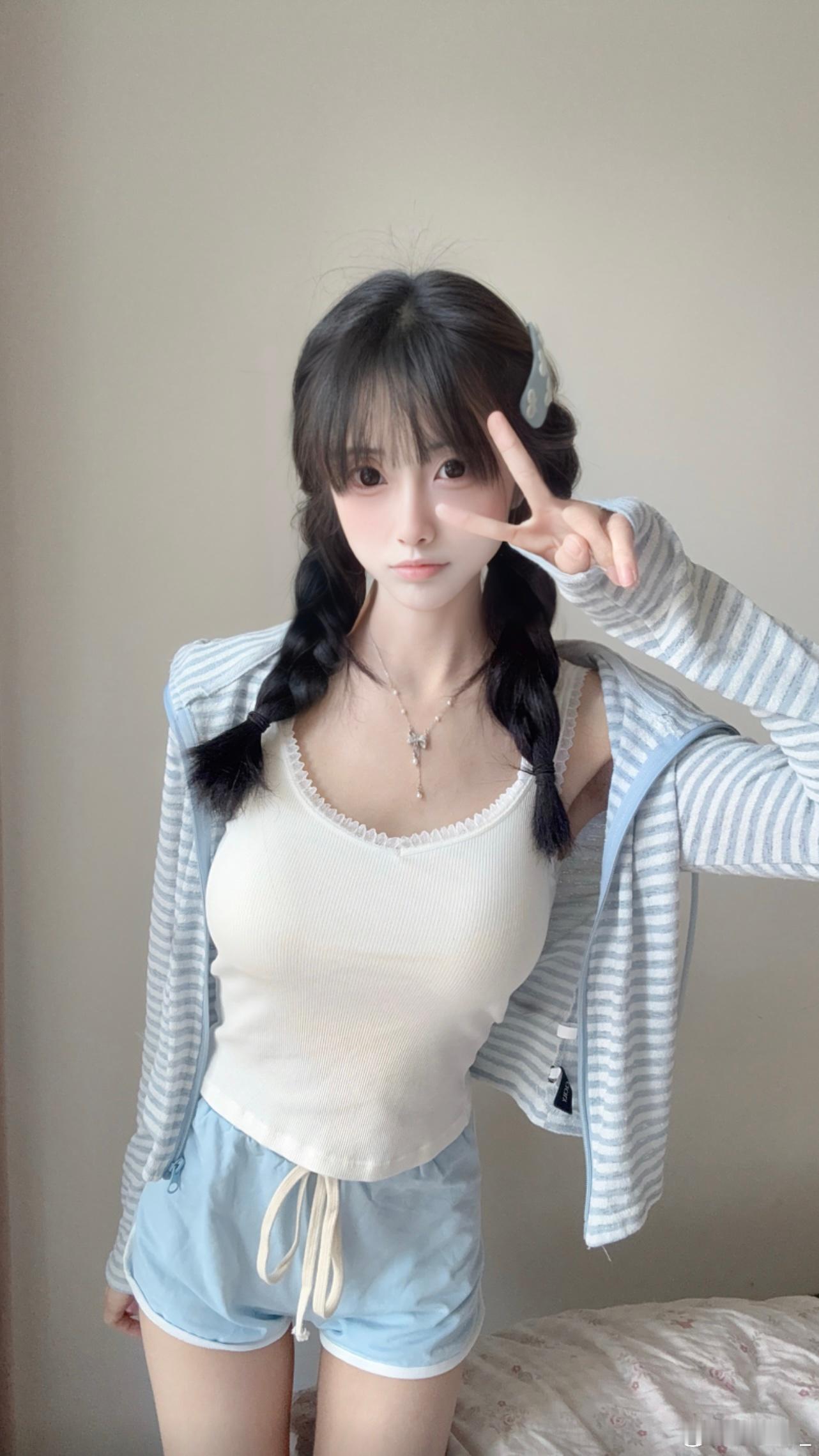 这个发型挺可爱滴 