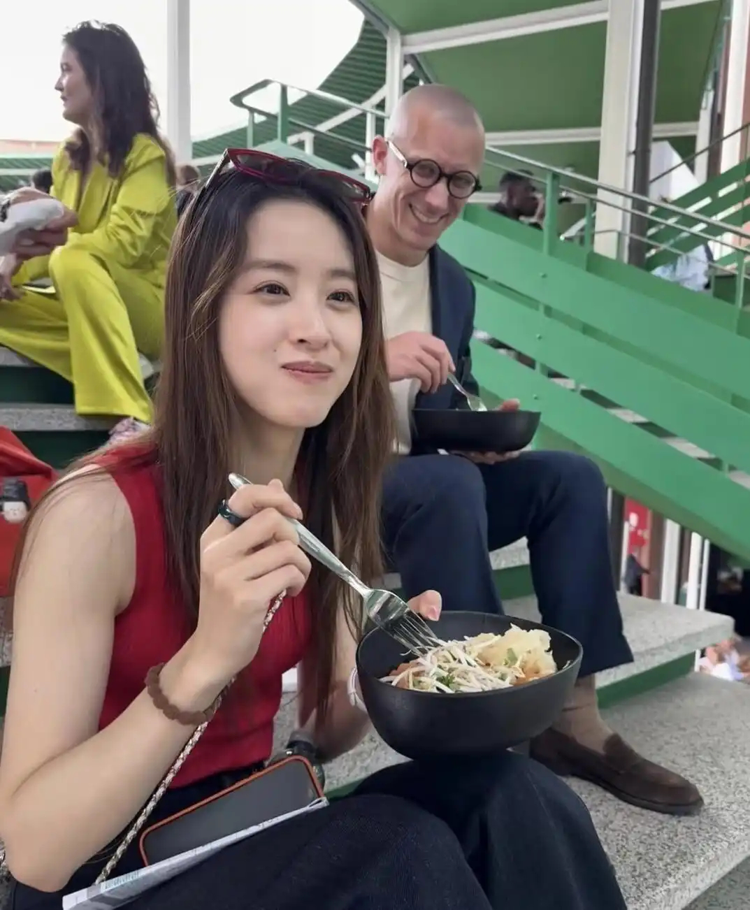 32岁章泽天坐楼梯吃饭！少女感十足！近看还是会有年龄痕迹 