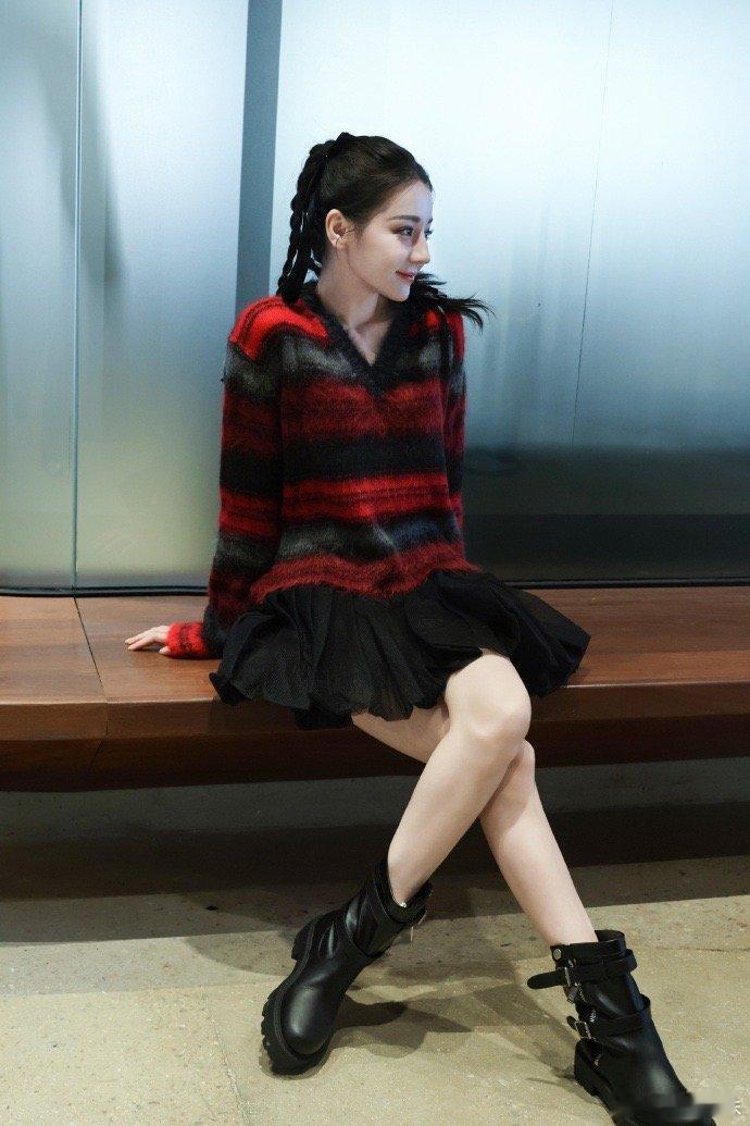 #来看娱乐[超话]##迪丽热巴红灰V领毛衣搭短裙##迪丽热巴元气满满日常照# 迪