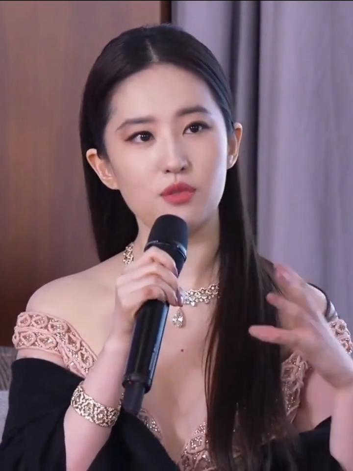 29届上海电视节，当代女性的勇敢与坚韧享受人生的每一天。
哈喽大家好，我是一菲。