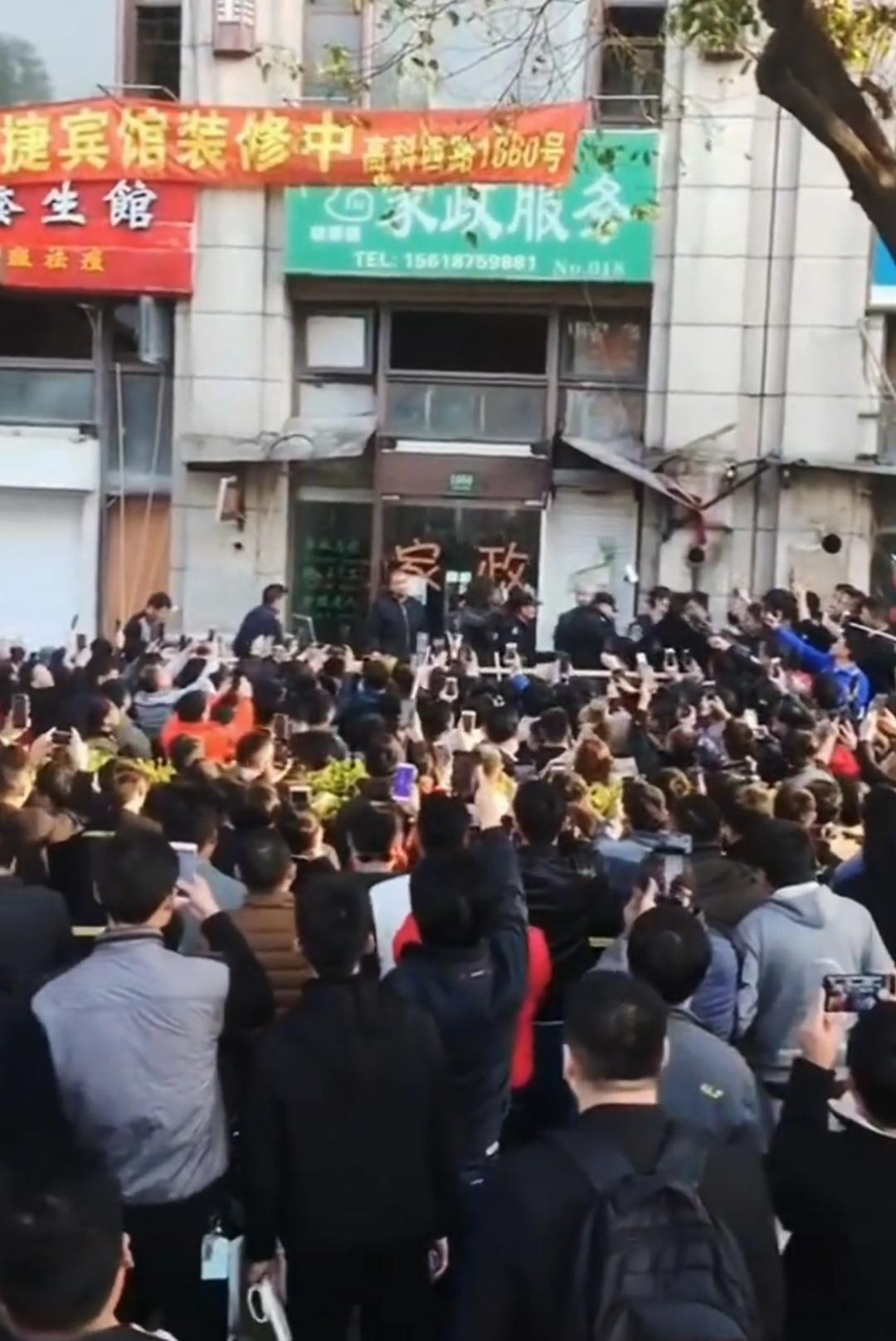 2019年上海“流浪大师”沈巍横空出世，那场面人山人海，2026年上海“文章”重