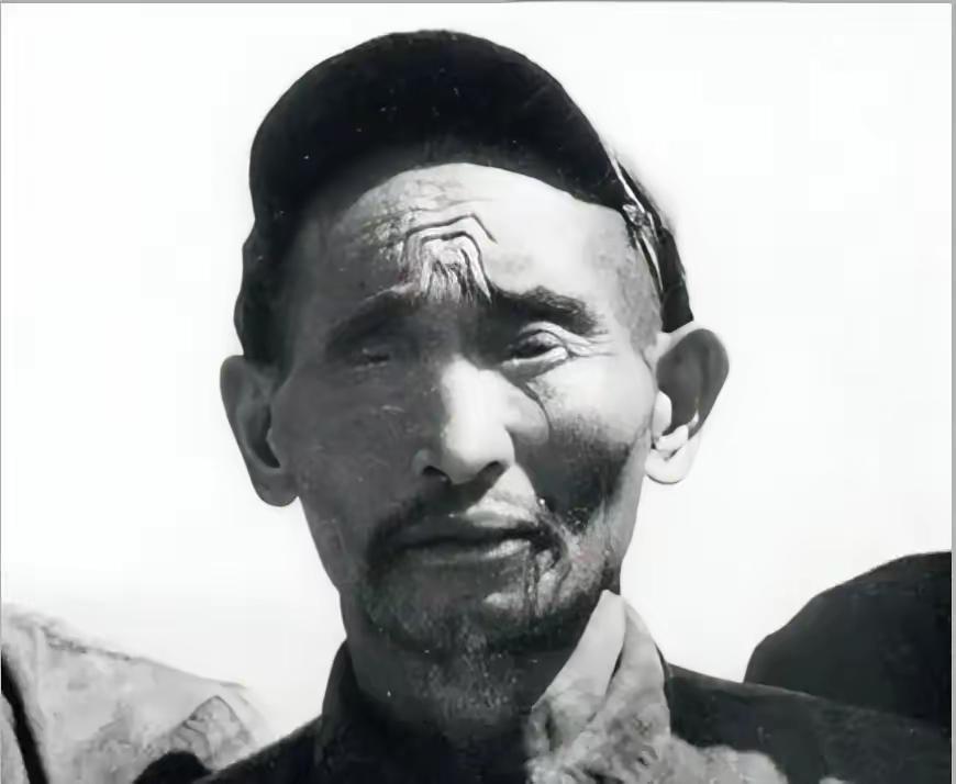 1952年，解放军在大凉山抓到一个独眼土匪，审讯后军区首长震惊：这不就是17年前