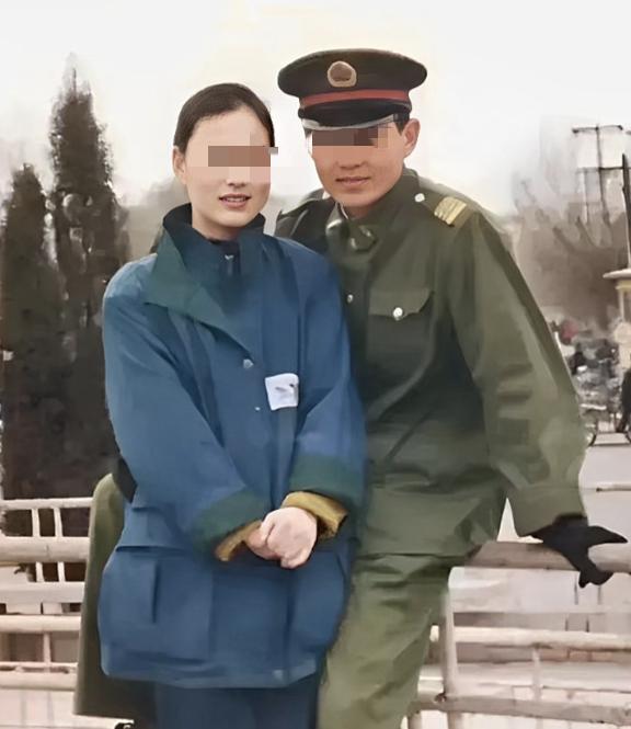 夜色中，休假的军人丈夫兴冲冲推开了家门，妻子却让丈夫身穿军装站到阳台上去，妻子的