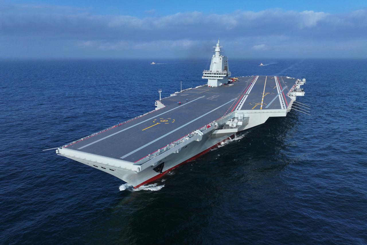 航母福建舰首次通过台湾海峡福建舰向全世界宣告了中国捍卫国家主权和领土完整的决心，