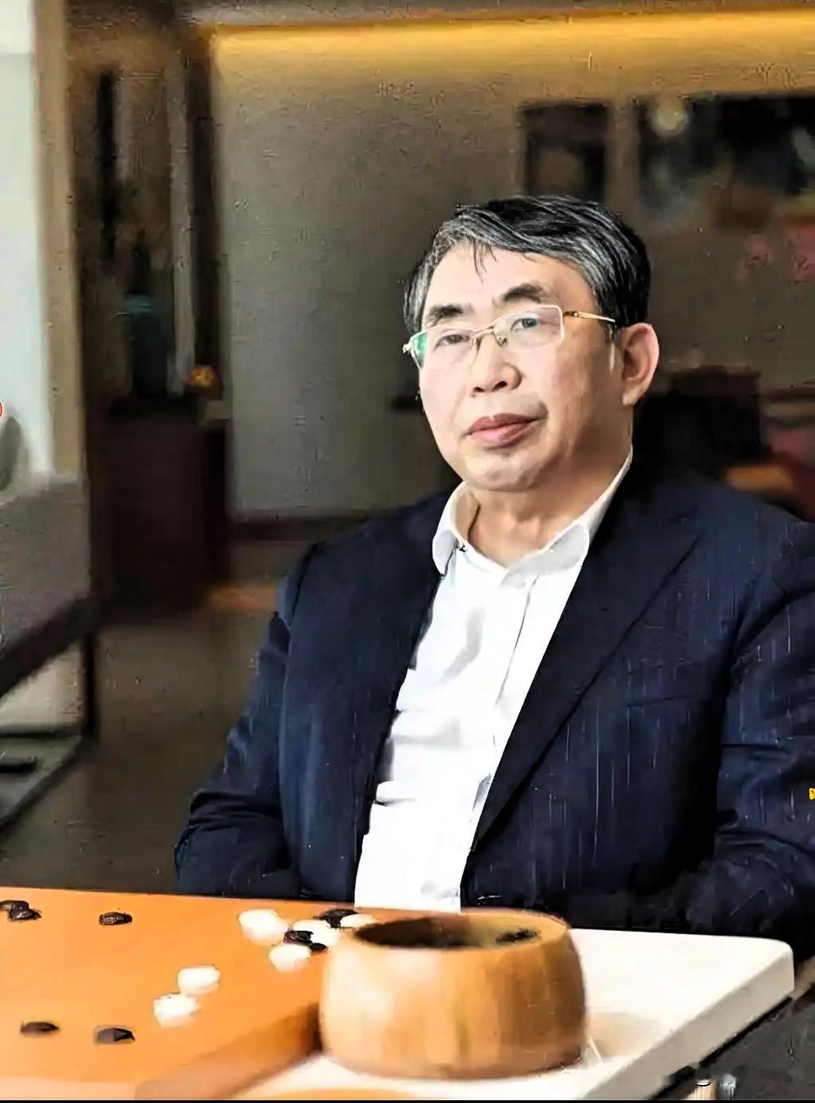 看到这篇关于聂卫平离世的报道
心里真不是滋味。
一代棋圣，在黑白世界里杀伐决断，