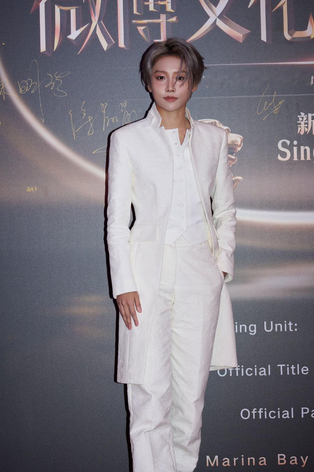 白调穿搭勾勒超利落线条，内搭和裤装的呼应直接拉满质感，刘雨昕用沉稳气质拿捏独有的