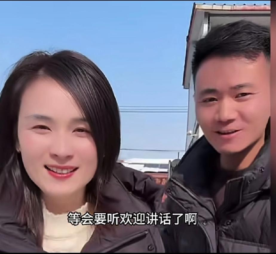 厉怀远和瑾汐一同直播时，脸上洋溢着由衷的笑容。他们不过是合作关系，若非要将他们二