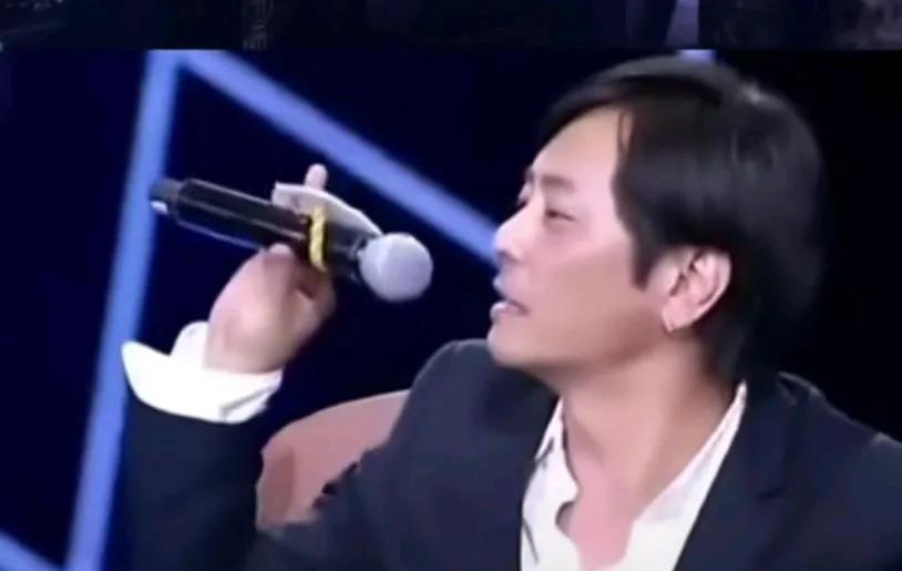 王杰对歌神张学友的意见挺大的，但确实说的过头了，张学友拿话筒兰花指，他也要指指点