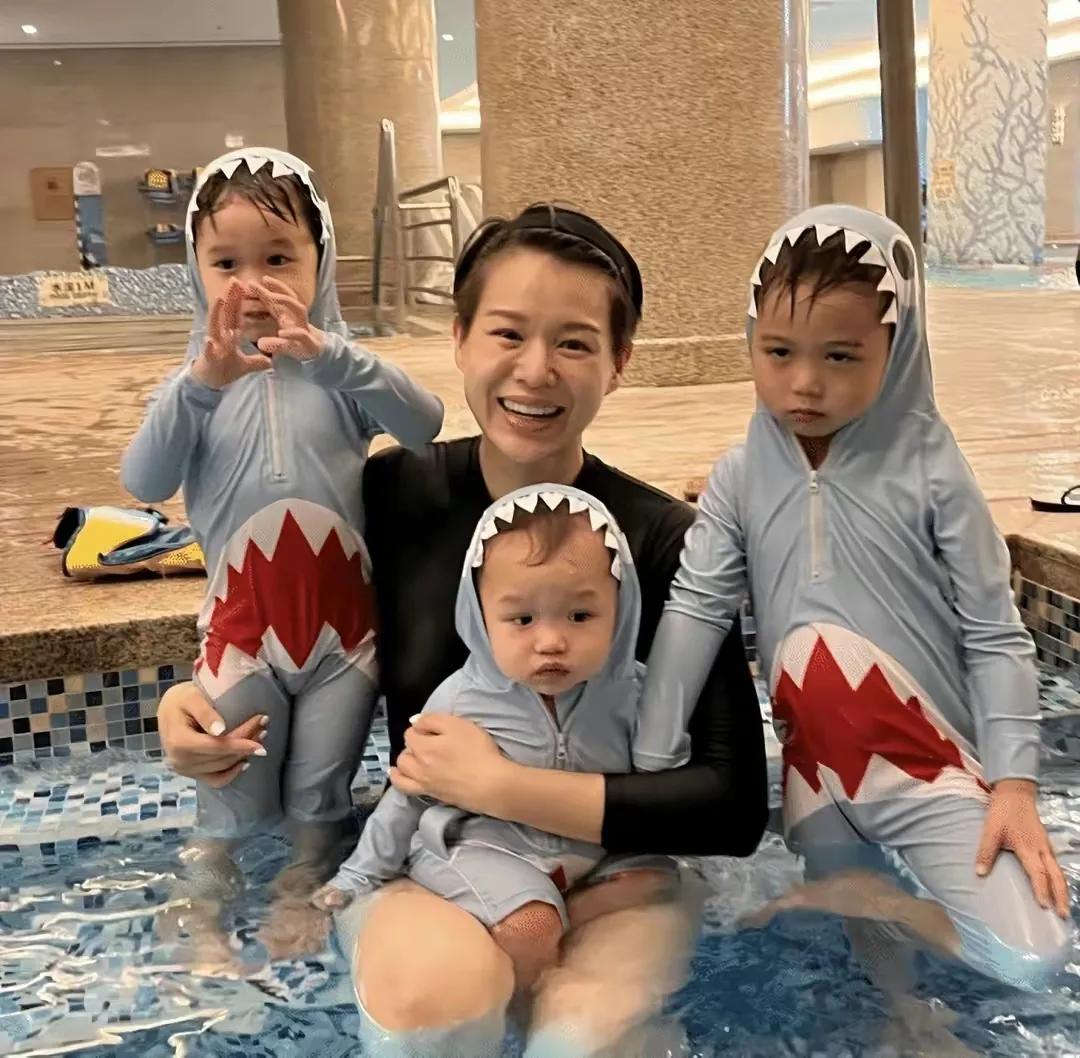胡杏儿的三个儿子怎么长的一般般大，那个是老大？那个是老二？那个是老三？你们能分得