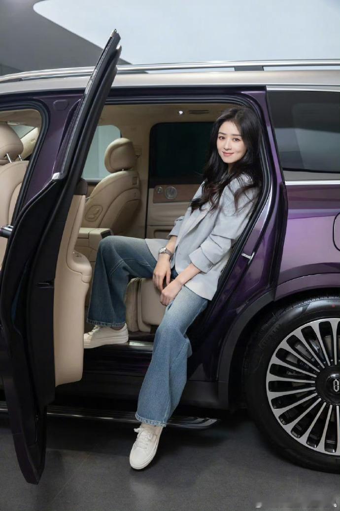 蒋欣成为问界M9银境紫首位车主蒋欣遛狗像在拍时尚大片 蒋欣遛狗像在拍时尚大片，谁