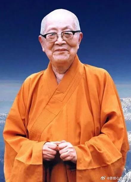律海波澄持净范，莲台月白见真容。当代比丘尼中杰，千秋德望仰高踪。喜得法宝《隆莲法