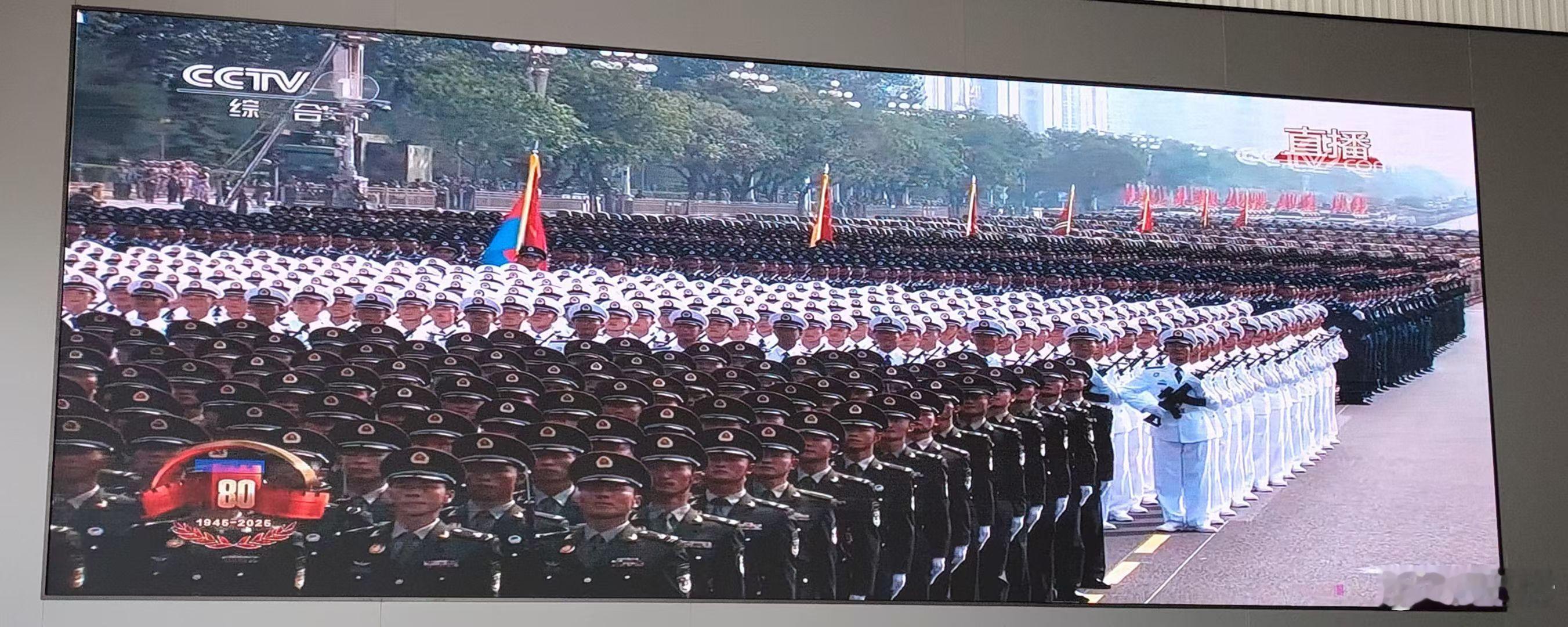 "国歌奏响，红旗成海，这一刻，所有中国人共享同一份'生在华夏'的骄傲。"年轻战士