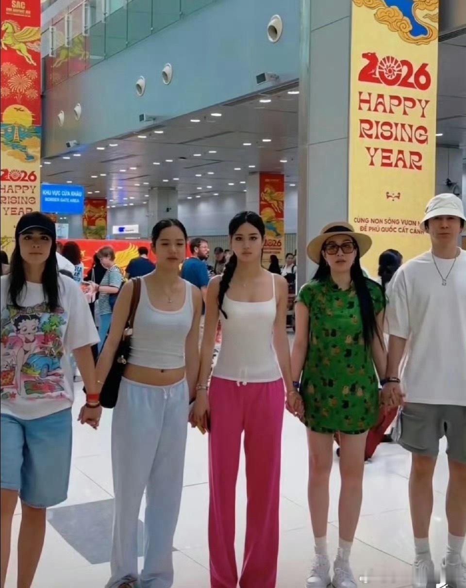 张伦硕 还是想要一个自己的孩子主要是钟丽缇已经55岁了 这孩子还能么…