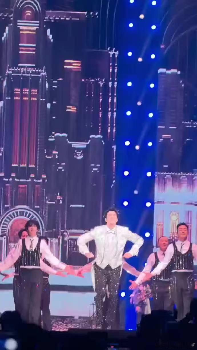 王力宏点歌也是从从容容游刃有余 二哥演唱会点歌太绝！随机抽粉丝点歌无缝衔接，抒情