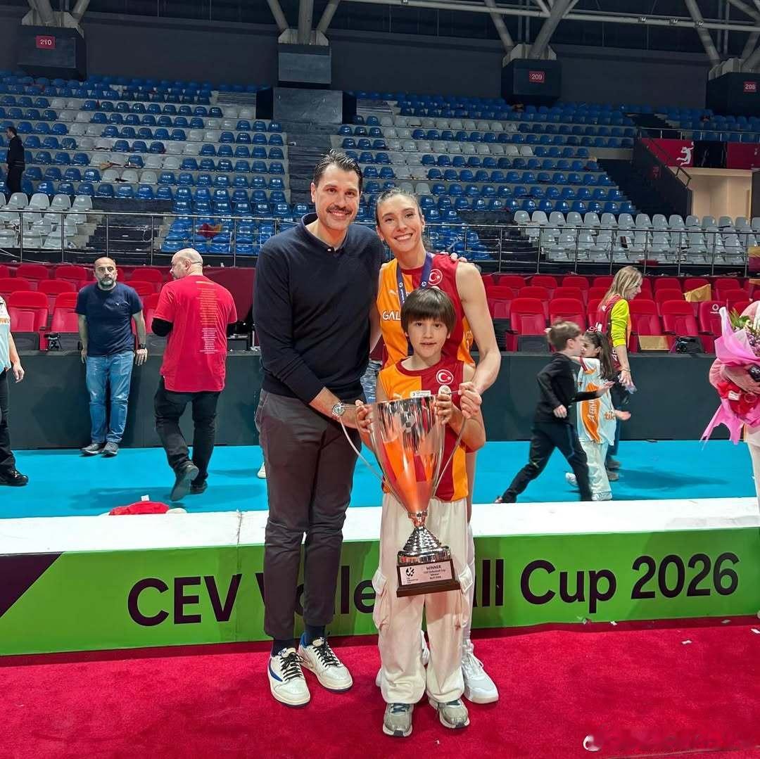 排球  妈妈长得美，儿子当然也不会差了——纳兹的幸福一家 。 