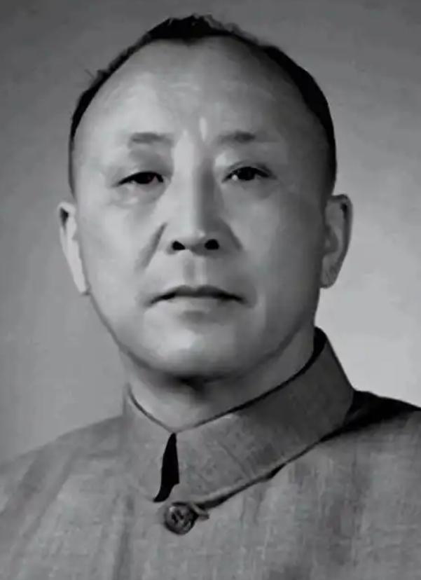 1949年除夕凌晨，被蒋介石幽禁已久的卫立煌，趁着看守特务松懈回家过年的空当，登