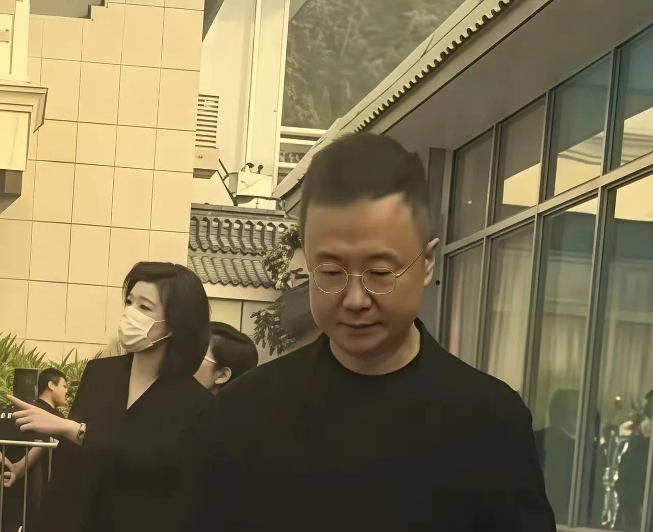 刚强真的好失落哦，离开殡仪馆，都不愿意看着镜头，别人拍摄自己，自己也是低头走路，