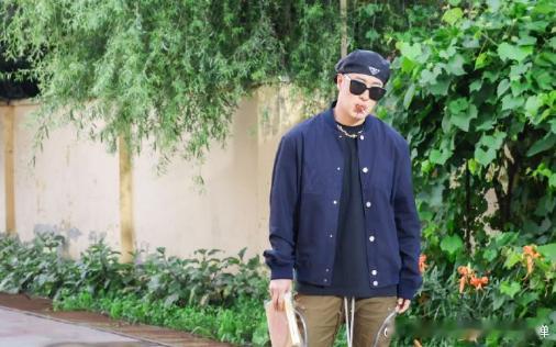 #潘玮柏拿到工牌就开吃# 潘玮柏，真是个等不及品尝美食的急性子！工牌一有就开吃，