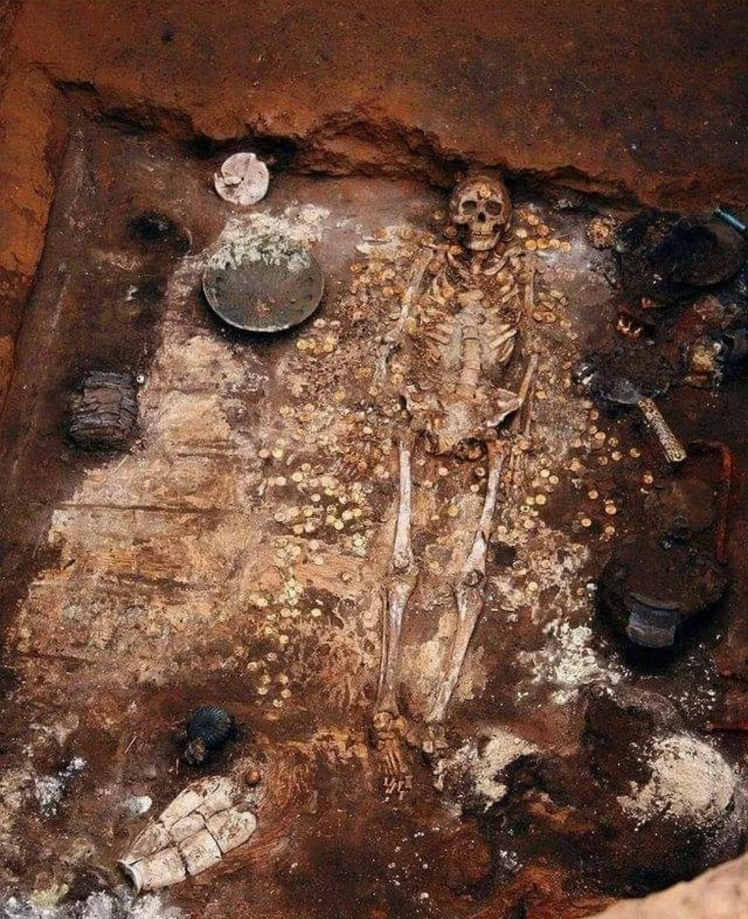 在俄罗斯南乌拉尔草原上发掘的萨尔马提亚墓冢产生了一个宏伟的宝藏，这可能...